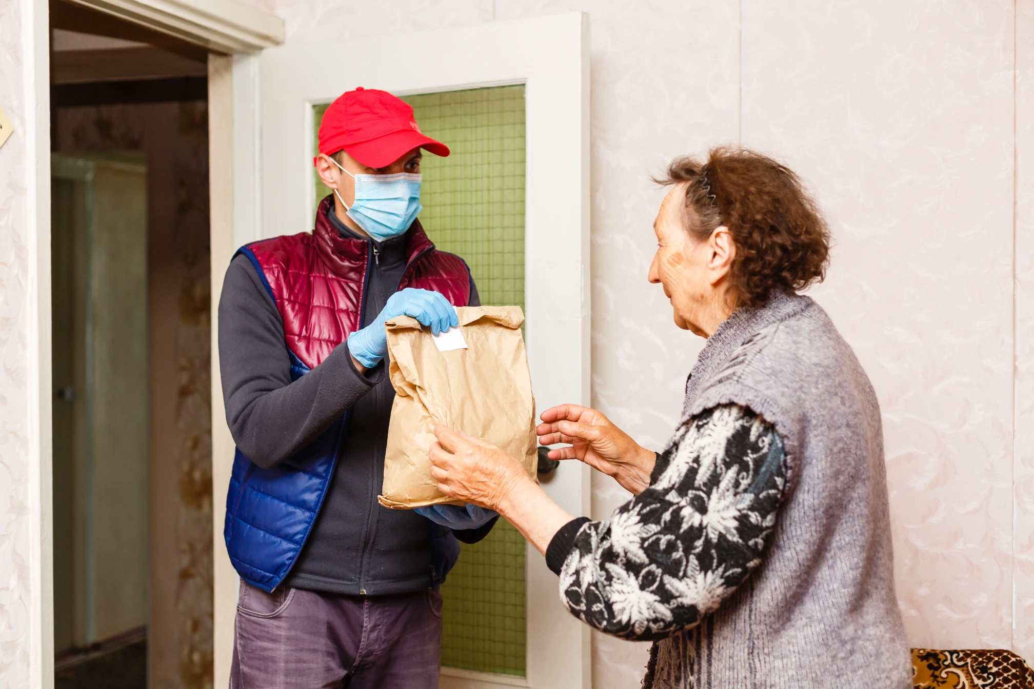 volunteer-or-driver-delivering-a-meal-Image.webp